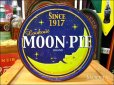 画像1: ブリキ看板 Moon Pie 丸型看板 ムーンパイ (1)
